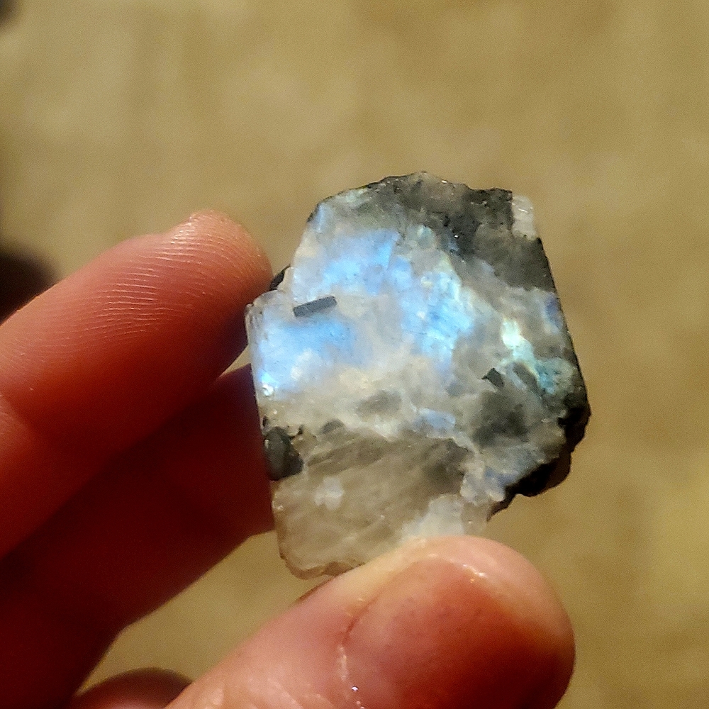 Beautiful hunk of RAINBOW 🌈 MOON 🌙 STONE! Brilliant blue, green & yellow flash